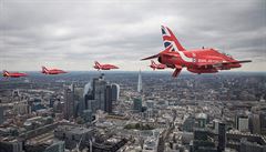lenové týmu ervených íp Royal  Air Force nad centrem Londýna.