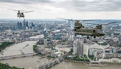 Tké transportní vrtulníky Boeing CH-47 Chinook  nad Londýnem.