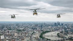 Do Londýna piletli i piloti tkých transportních helikoptér Boeing CH-47...