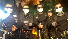 Hrdinov se vzduchem na zdech. Kdo vechno zachraoval mlad fotbalisty z thajsk jeskyn