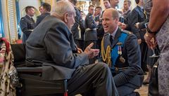 Prince William mluví k bývalému pilotovi Královského letectva Jocku Heatherillu.
