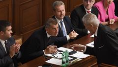 Prezident Milo Zeman hovoí s premiérem Andrejem Babiem 11. ervence v Praze...