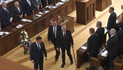 Prezident Milo Zeman odchází po vystoupení na schzi Poslanecké snmovny...