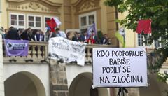 Protesty ped Poslaneckou snmovnou proti meninové vlád hnutí ANO a SSD...