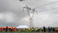 Stoár linky velmi vysokého naptí poblí Benic u Prahy se pi stedením...