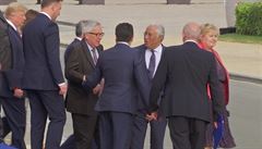 Juncker se na summitu NATO potcel, tvrd, e za to mohly bolesti zad