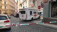 V Mikulandské ulici v centru Prahy se zítil strop budovy, zavalil tyi lidi.