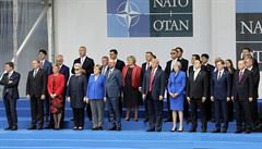 Hlavy stát na summitu NATO v Bruselu pi projevech eník. Zeman sedí vpravo...