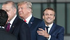 Emmanuel Macron a Donald Trump na summitu NATO v Bruselu.