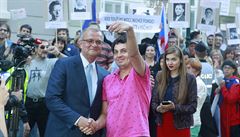 Miroslav Kalousek mezi demonstranty pi jednání o dve vlád Andreje Babie.