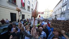 Demonstrace proti vyslovení dvry vlád ANO a SSD s podporou komunist.