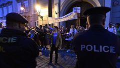 Demonstranti protestující proti vyslovení dvry vlád ANO a SSD s podporou...