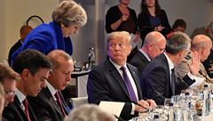 Trump poveeel s ostatními státníky lenských stát NATO na summitu v Bruselu.