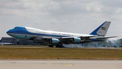 Letadlo Air Force One, kterým do Londýna piletl americký prezident Donald...