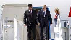 Vladimir Putin dorazil na summit v Helsinkách. Vítá ho ruský velvyslanec ve...