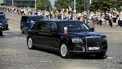 Ruský prezident Vladimir Putin pijídí limuzínou na summit v Helsinkách.