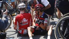 Richie Porte (vpravo) a Jens Keukeleire po hromadném pádu.