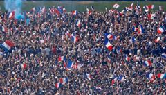Francouztí fanouci oslavují gól na Martov poli v Paíi.