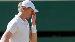 Novak Djokovi� se raduje ze �tvrtého triumfu na Wimbledonu.