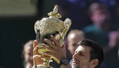 Novak Djokovič s pohárem pro vítěze Wimbledonu.