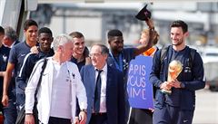 Hugo Lloris (vpravo), Didier Deschamps a spol. se vítají s francouzskými...