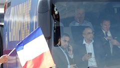 Didier Deschamps na pedním míst francouzského autobusu.