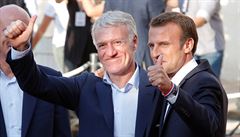 Didier Deschamps a Emmanuel Macron a jejich vítzné gesto.