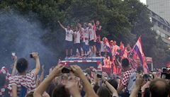 Chorvattí fanouci lemují cestu fotbalist k oslavám.