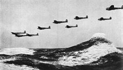 Bombardéry Heinkel He 111 pelétávají kanál La Manche.