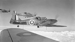 Britové nasadili i obskurní stroje Boulton Paul Defiant, co byly dvoumístné...