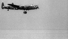 Bombardér Avro Lancaster pi nácviku útoku pomocí skákající bomby.