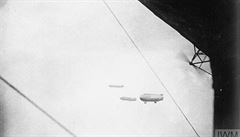 Proti Zeppelinm, které fungovaly jako dnení strategické bombardéry, bojovali...