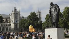 Po Winstonu Churchillovi se své sochy ped Westminsterem dokal i Donald...