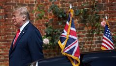 Trump pijel za Theresou Mayovou do Chequers.