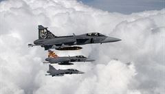 Trojice nadzvukových bojových letounů JAS-39 Gripen. | na serveru Lidovky.cz | aktuální zprávy