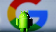 Maskot Androidu před logem společnosti Google.