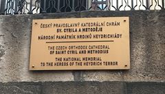 Informaní deska s chybou v anglickém jazyce na pravoslavném chrámu sv. Cyrila...