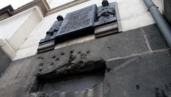 Okno krypty a pozstatky stelby v chrámu sv. Cyrila a Metodje v Praze.