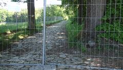 Plotem zajitná pístupová cesta k mauthausenským schodm smrti.