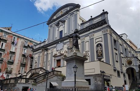 Na kostel v Neapoli narazte na kadm rohu