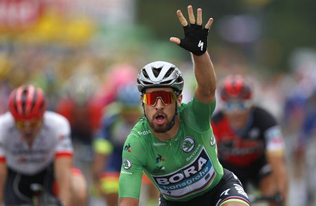 Slovenský cyklista Peter Sagan slaví vítzství ve 13. etap Tour de France 2018.