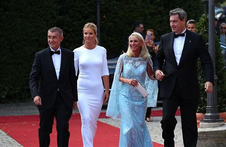 Zleva: premir Andrej Babi, jeho ena Monika, Karin, ena bavorskho fa...