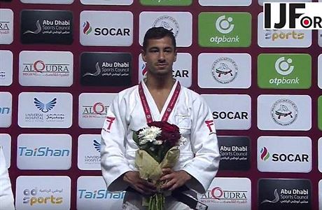 Zlatý medailista judoka Tal Flicker stojí na stupních vítz na Judo Grand Slam...