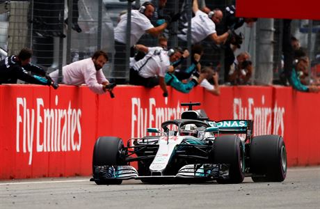 Lewis Hamilton v cíli  Velké ceny Nmecka, kterou opanoval