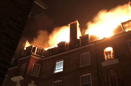 Plameny lehající z viktoriánské stavby ve tvrti West Hampstead, Lonýn
