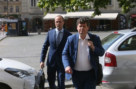 Advokát Radek Pokorný pichází na jednání parlamentní komise k OKD.