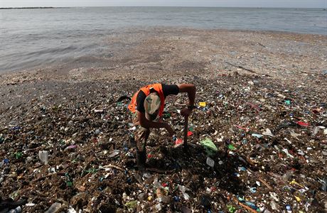 Plastov odpadky vyplaven na pl v Santo Domingo odklzej vojci i...