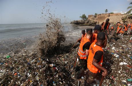 Plastov odpadky vyplaven na pl v Santo Domingo odklzej vojci i...