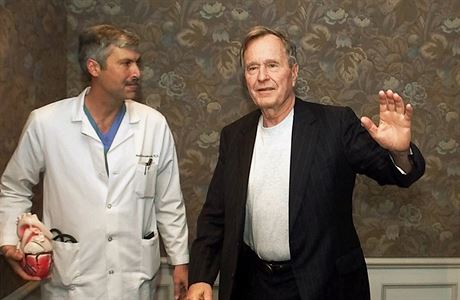 Nkdejí prezident USA George H. W. Bush spolu se svým kardiologem Markem...
