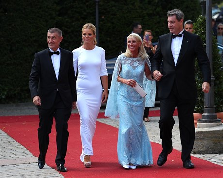 Zleva: premiér Andrej Babi, jeho ena Monika, Karin, ena bavorského éfa...